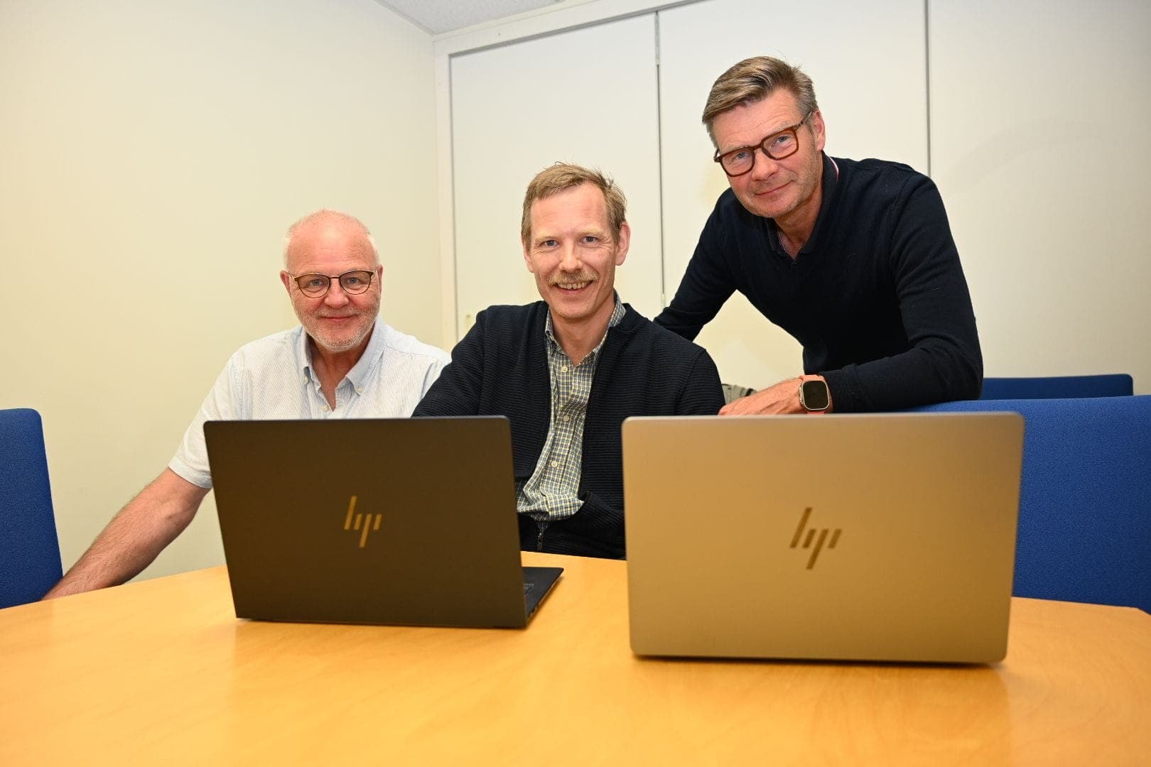 The team behind hyradator.nu at a desk with HP computers in Sollentuna