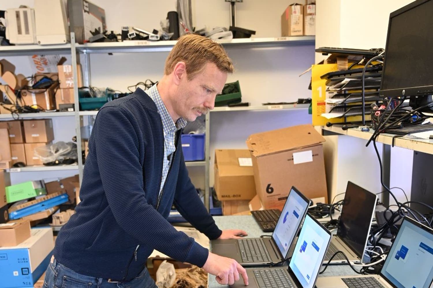 Technician preparing HP computers in the Sollentuna warehouse